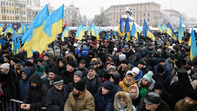 Верующие на объединительном соборе на Софийской площади в Киеве Верующие на объединительном соборе на Софийской площади в Киеве