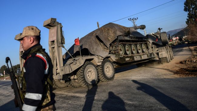 Турецкая военная техника на границе с Сирией Турецкая военная техника на границе с Сирией