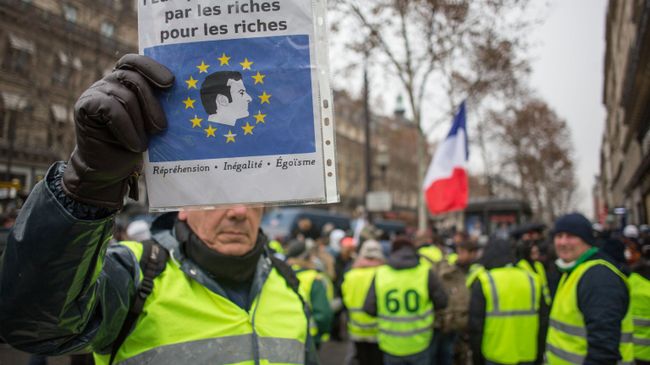 Акция протеста движения желтые жилеты в Париже