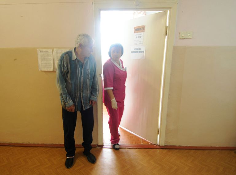 Медсестра Шимской центральной районной больницы вызывает пациента на прием