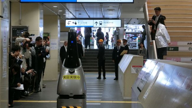 Робот с искусственным интеллектом на станции железной дороги Seibu в Японии Робот с искусственным интеллектом на станции железной дороги Seibu в Японии