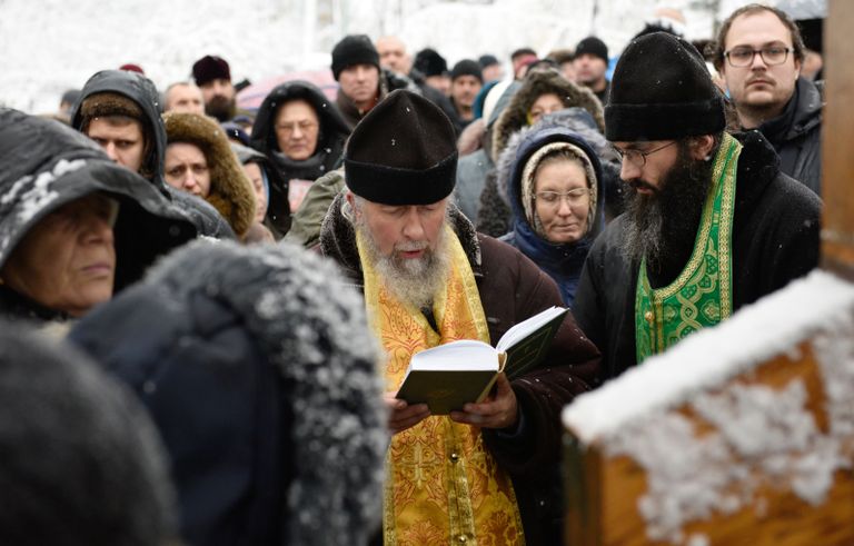 Молебен о невмешательстве власти в церковные дела у креста возле здания Верховной рады Украины в Киеве