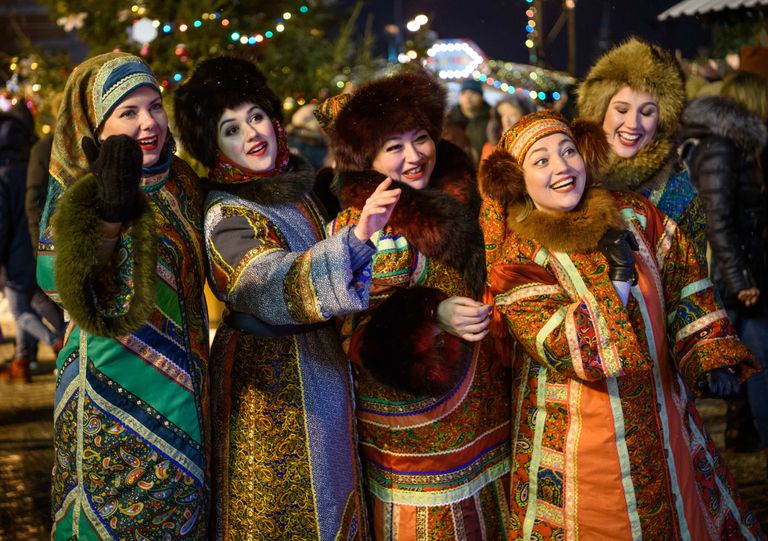 Женщины в национальных костюмах на рождественской ярмарке в Москве Женщины в национальных костюмах на рождественской ярмарке в Москве