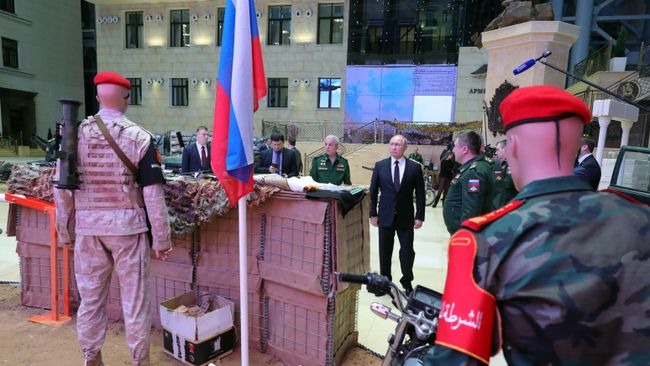 Президент РФ Владимир Путин во время осмотра выставки перед расширенным заседанием коллегии министерства обороны РФ. 18 декабря 2018 Президент РФ Владимир Путин во время осмотра выставки перед расширенным заседанием коллегии министерства обороны РФ. 18 декабря 2018