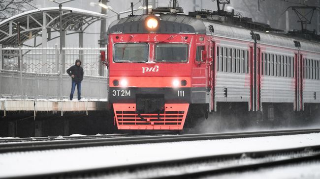 Пригородная электричка на одной из подмосковных станций Пригородная электричка на одной из подмосковных станций