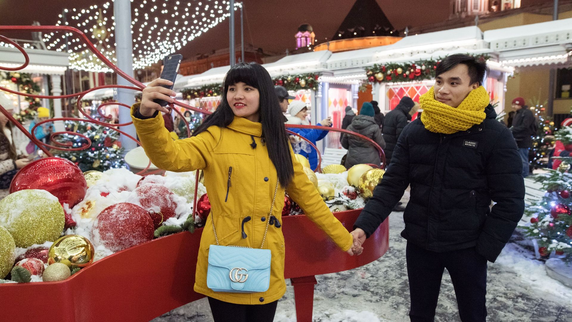 Туристы на новогодней ярмарке в центре Москвы Туристы на новогодней ярмарке в центре Москвы - РИА Новости, 1920, 21.06.2022