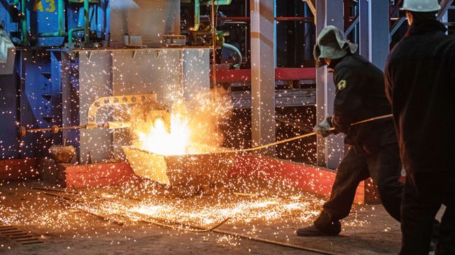 Рабочие у первой пилотной металлургической печи для выплавки чугуна из отходов металлургии в Мценске