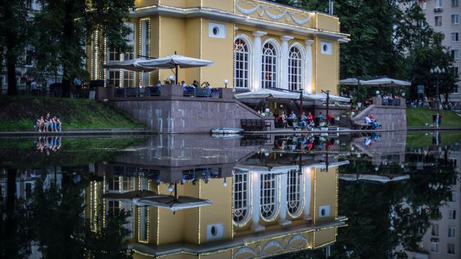 Горожане отдыхают на Патриарших прудах в Москве