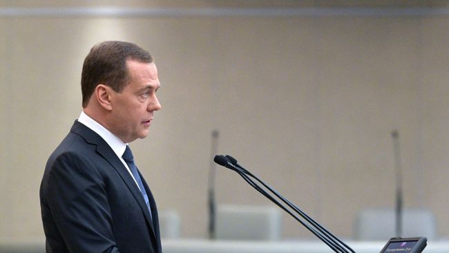 Председатель правительства РФ Дмитрий Медведев выступает на заключительном пленарном заседании осенней сессии Государственной Думы РФ