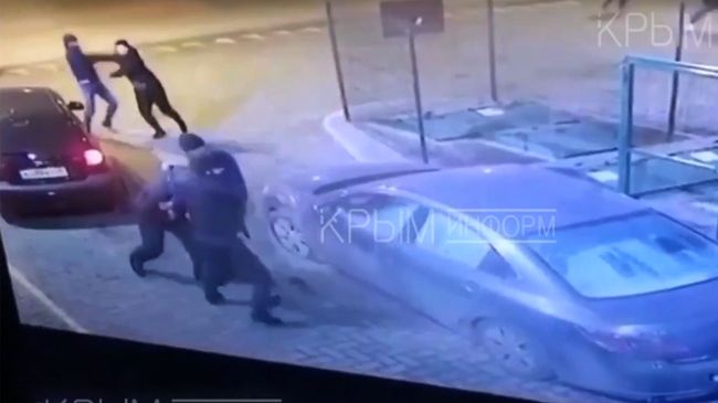 Стоп-кадр видеозаписи драки на территории АЗС в Симферополе Стоп-кадр видеозаписи драки на территории АЗС в Симферополе