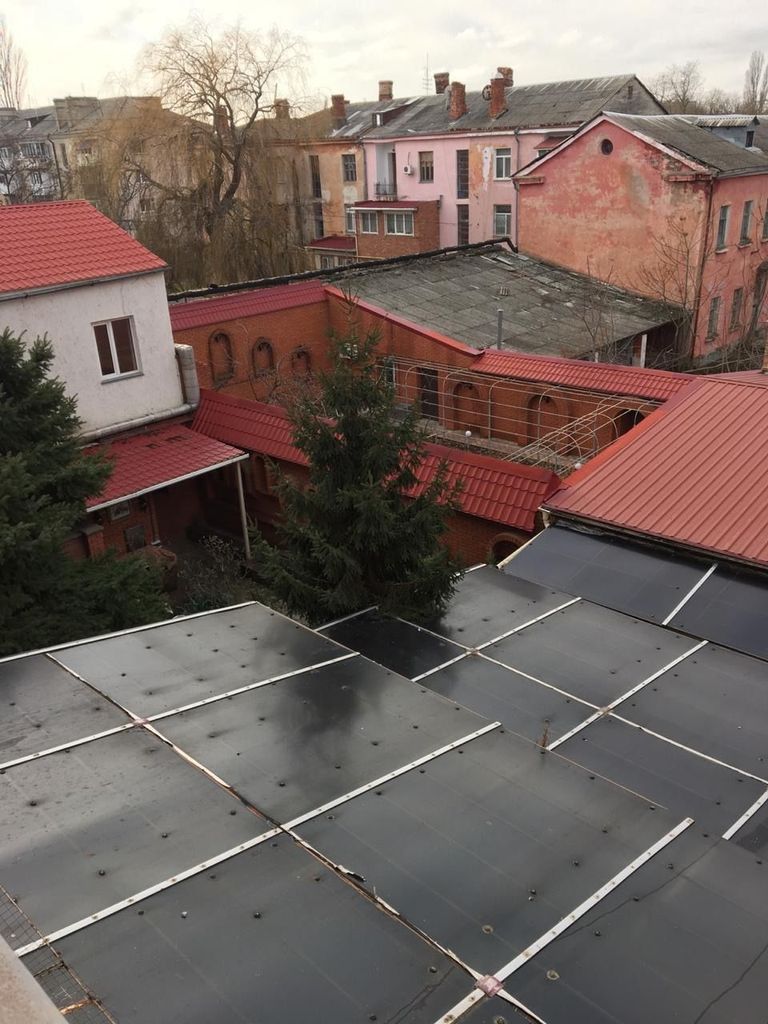 Вид из окна дома на двор экс-мэра Керчи Олега Осадчего