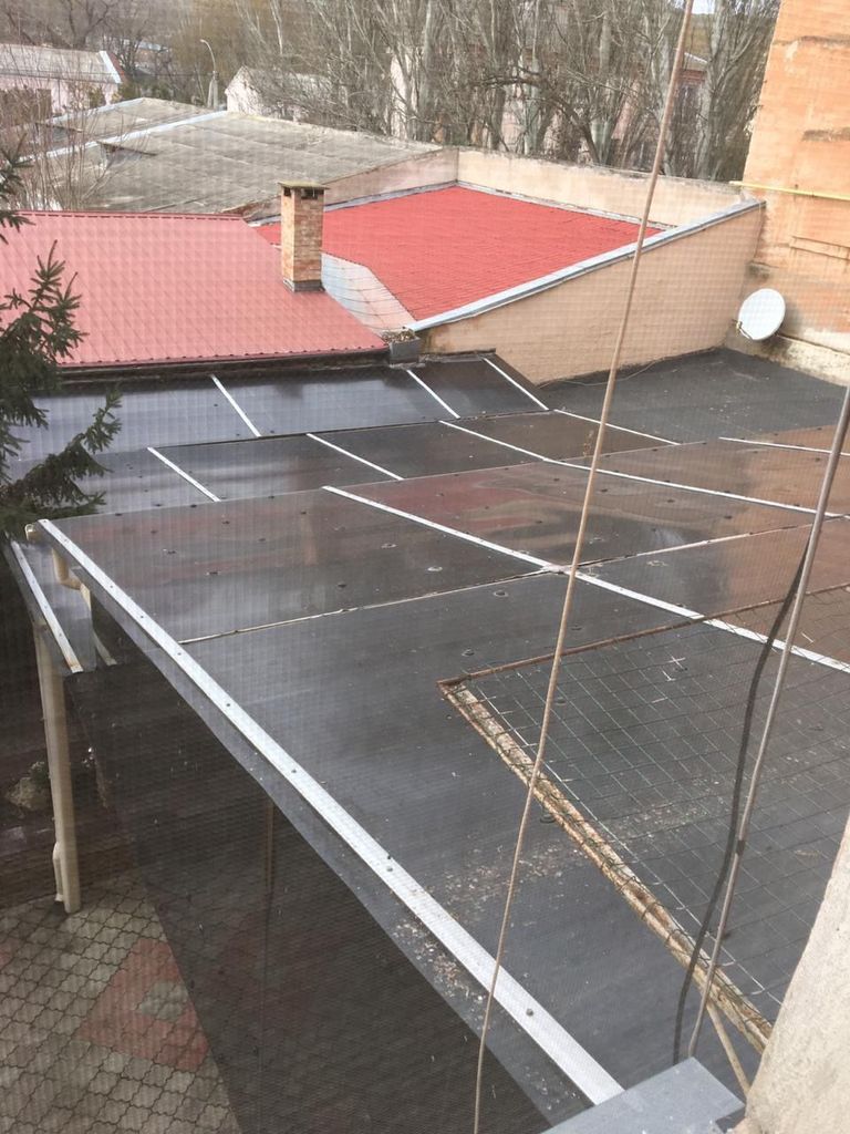 Вид из окна дома на двор экс-мэра Керчи Олега Осадчего