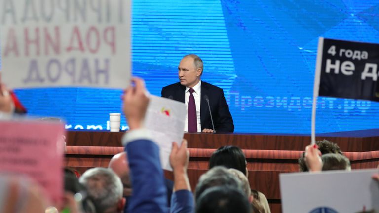 Президент РФ Владимир Путин во время ежегодной большой пресс-конференции Президент РФ Владимир Путин во время ежегодной большой пресс-конференции