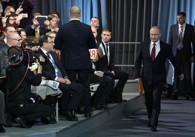 Президент РФ Владимир Путин во время ежегодной большой пресс-конференции Президент РФ Владимир Путин во время ежегодной большой пресс-конференции
