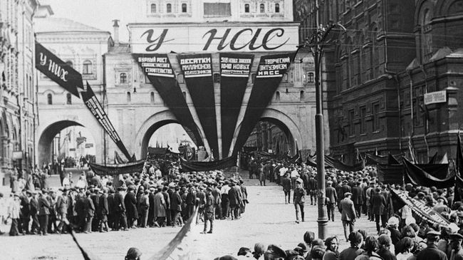 Первомайская демонстрация трудящихся в Москве. 1934 год Первомайская демонстрация трудящихся в Москве. 1934 год