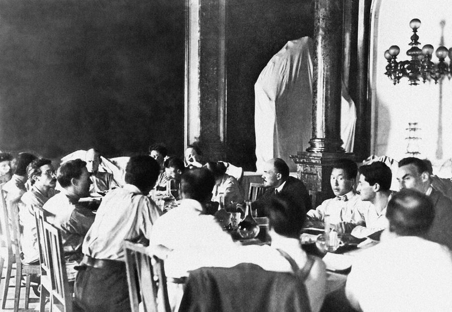 Владимир Ленин в Кремле на заседании одной из комиссий II конгресса Коминтерна. Москва 