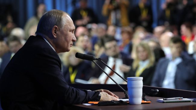 Президент РФ Владимир Путин во время ежегодной большой пресс-конференции Президент РФ Владимир Путин во время ежегодной большой пресс-конференции