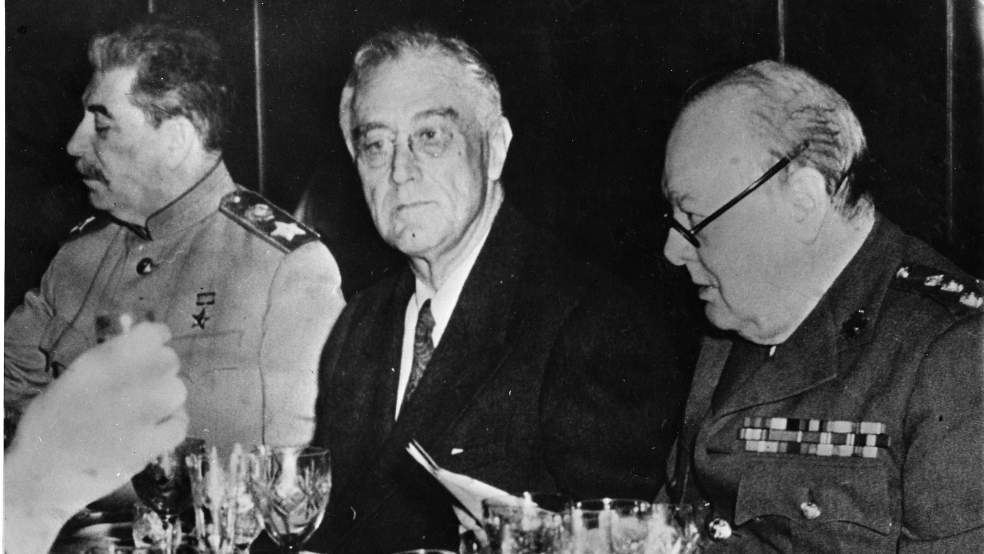 Иосиф Сталин, Франклин Рузвельт и Уинстон Черчилль во время финального ужина в Ялте. 11 февраля 1945 Иосиф Сталин, Франклин Рузвельт и Уинстон Черчилль во время финального ужина в Ялте. 11 февраля 1945 - РИА Новости, 1920, 17.12.2020