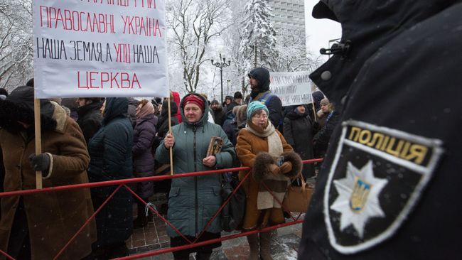 Верующие, протестующие против лишения канонической Украинской православной церкви ее названия, у здания Верховной рады Украины в Киеве. 20 декабря 2018 Верующие, протестующие против лишения канонической Украинской православной церкви ее названия, у здания Верховной рады Украины в Киеве. 20 декабря 2018