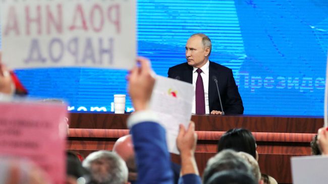 Президент РФ Владимир Путин во время ежегодной большой пресс-конференции Президент РФ Владимир Путин во время ежегодной большой пресс-конференции