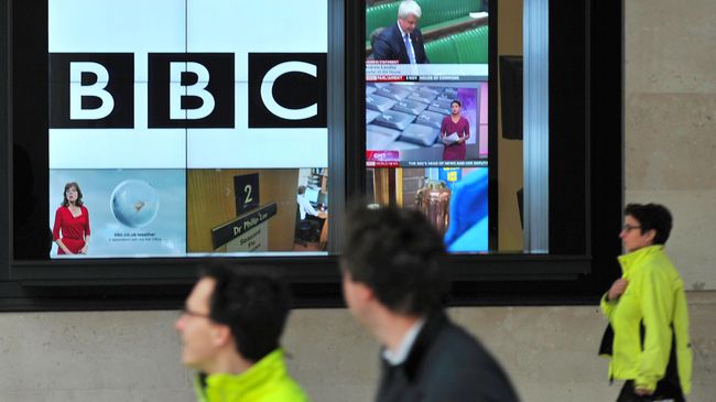 Трансляция программы канала BBC на телеэкране в Лондоне, Великобритания Трансляция программы канала BBC на телеэкране в Лондоне, Великобритания