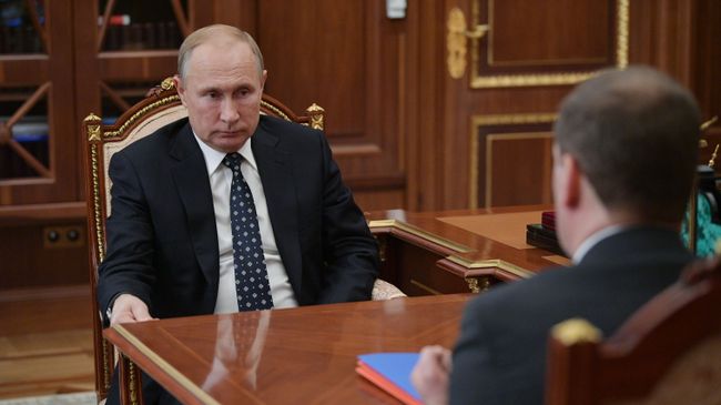 Президент РФ Владимир Путин во время встречи с председателем правительства РФ Дмитрием Медведевым