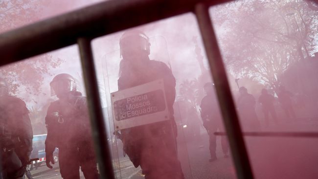 Полиция в Барселоне во время заседания Совета министров Испании. 21 декабря 2018 Полиция в Барселоне во время заседания Совета министров Испании. 21 декабря 2018