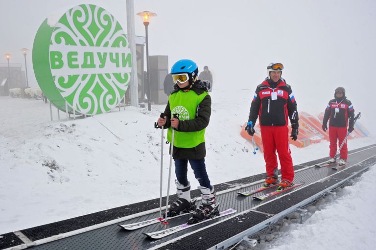 Спортсмены на горнолыжном курорте Ведучи в Чеченской Республике Спортсмены на горнолыжном курорте Ведучи в Чеченской Республике