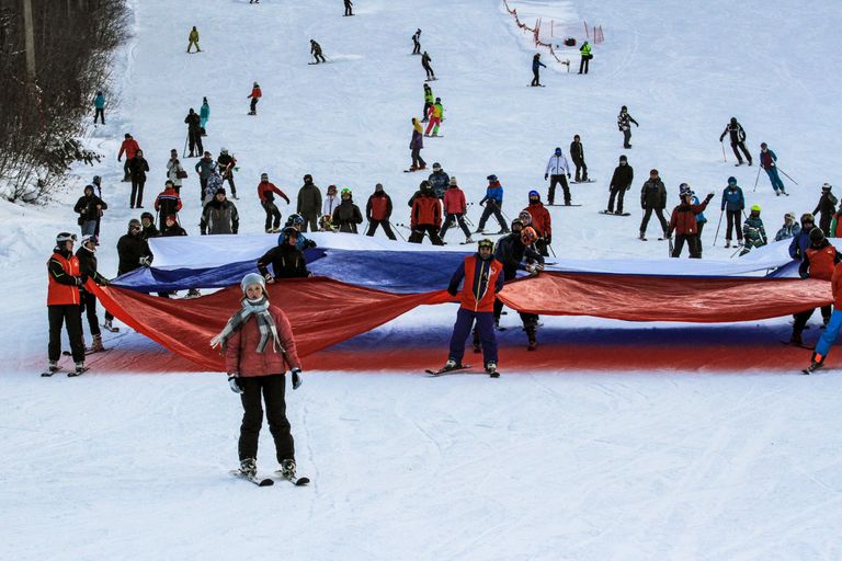 Отдыхающие на открытии горнолыжного сезона на турбазе Гора Соболиная в Байкальске Отдыхающие на открытии горнолыжного сезона на турбазе Гора Соболиная в Байкальске