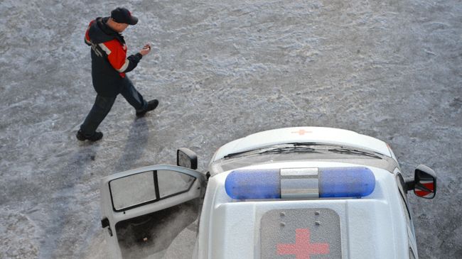 Красный крест на автомобиле скорой медицинской помощи