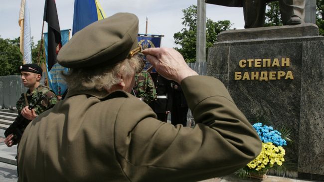 Ветераны УПА* у памятника Степану Бандере в центре Львова Ветераны УПА* у памятника Степану Бандере в центре Львова