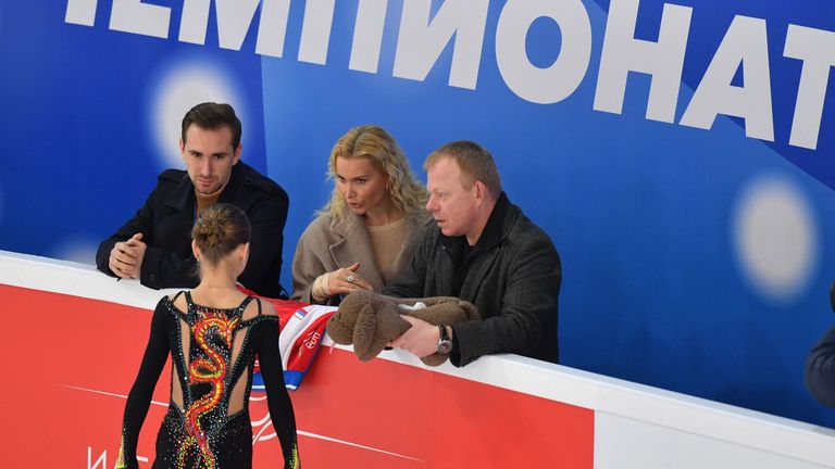 Александра Трусова (на первом плане) Александра Трусова (на первом плане)