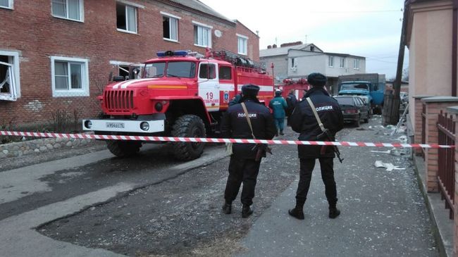 Сотрудники полиции на месте возгорания в селении Октябрьское. 22 декабря 2018 Сотрудники полиции на месте возгорания в селении Октябрьское. 22 декабря 2018