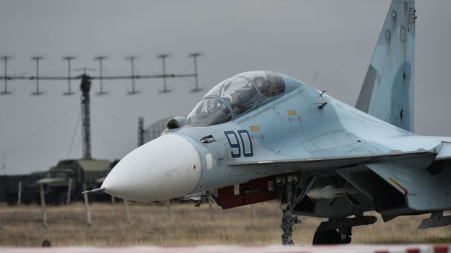 Истребитель Су-30 на аэродроме Бельбек под Севастополем Истребитель Су-30 на аэродроме Бельбек под Севастополем