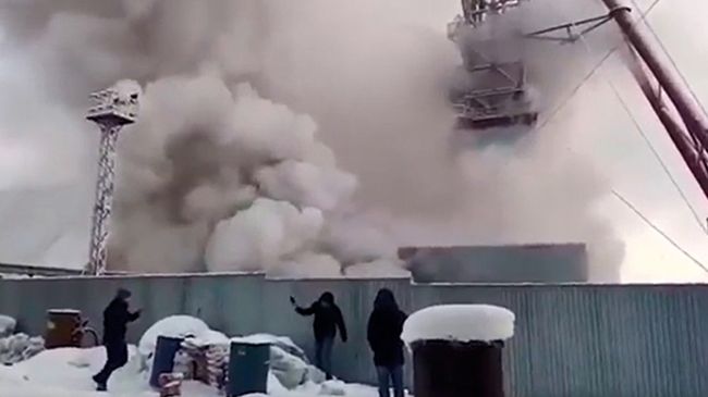 Первые кадры с места пожара на шахте в Соликамске Первые кадры с места пожара на шахте в Соликамске