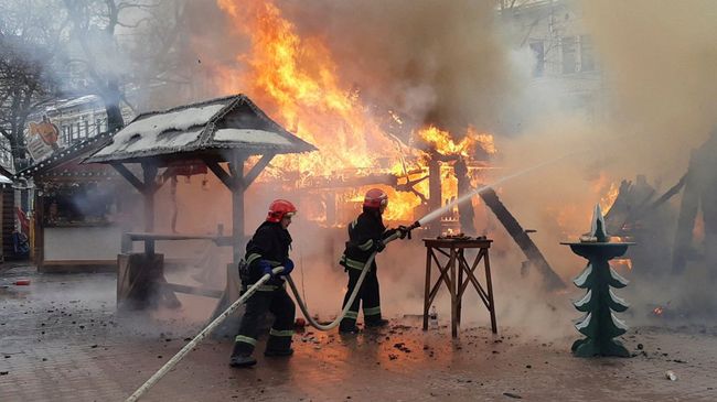 Ликвидация пожара на рождественской ярмарке в Львове, Украина. 22 декабря 2018 Ликвидация пожара на рождественской ярмарке в Львове, Украина. 22 декабря 2018
