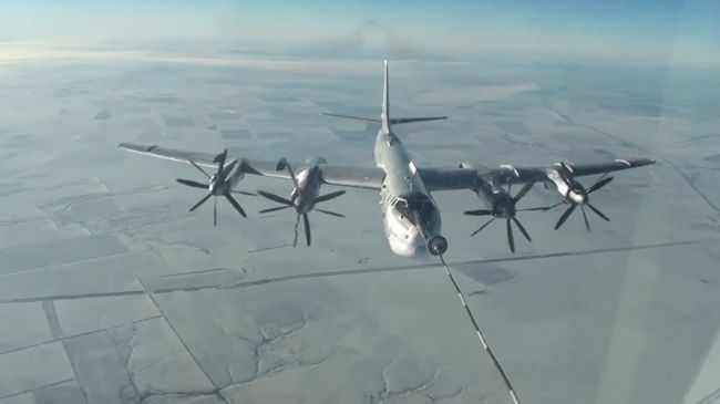 Учения самолетов Ту-160 и Ту-95. Кадры Минобороны Учения самолетов Ту-160 и Ту-95. Кадры Минобороны