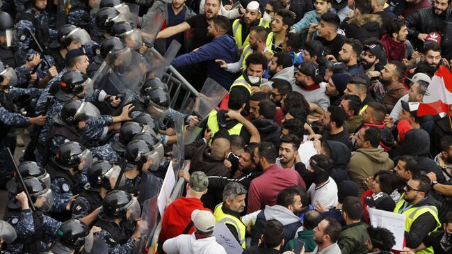 Демонстранты на митинге в центре Бейрута, Ливан. 23 декабря 2018 Демонстранты на митинге в центре Бейрута, Ливан. 23 декабря 2018