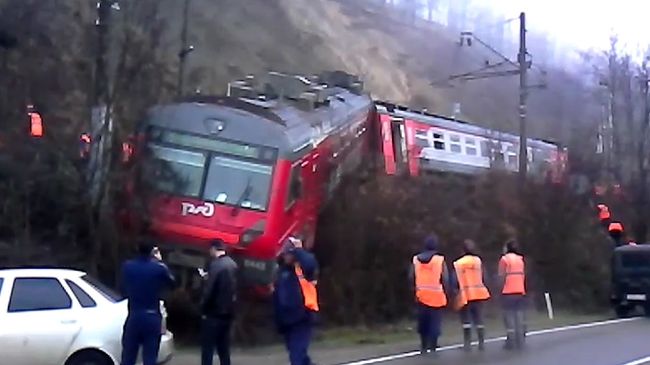 Электричка сошла с рельсов на Кубани. Кадры с места ЧП Электричка сошла с рельсов на Кубани. Кадры с места ЧП