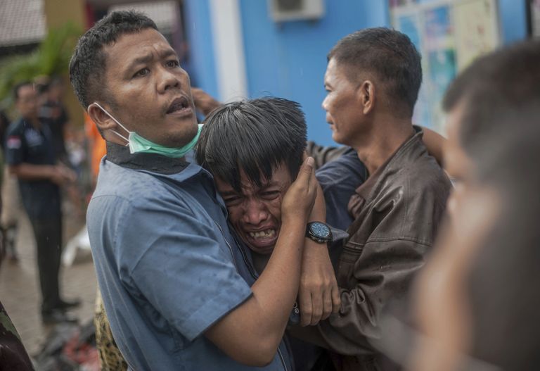 Местные жители после цунами в Индонезии