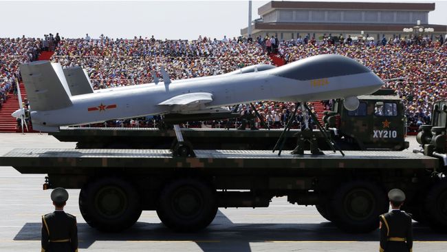 Беспилотный летательный аппарат Wing Loong на параде в Китае Беспилотный летательный аппарат Wing Loong на параде в Китае