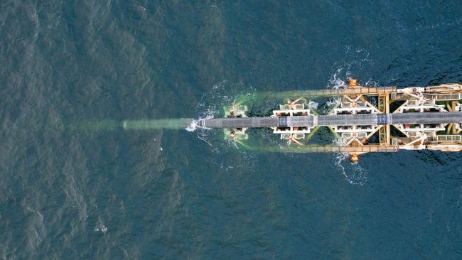 Укладка труб газопровода Северный поток — 2 в Балтийском море