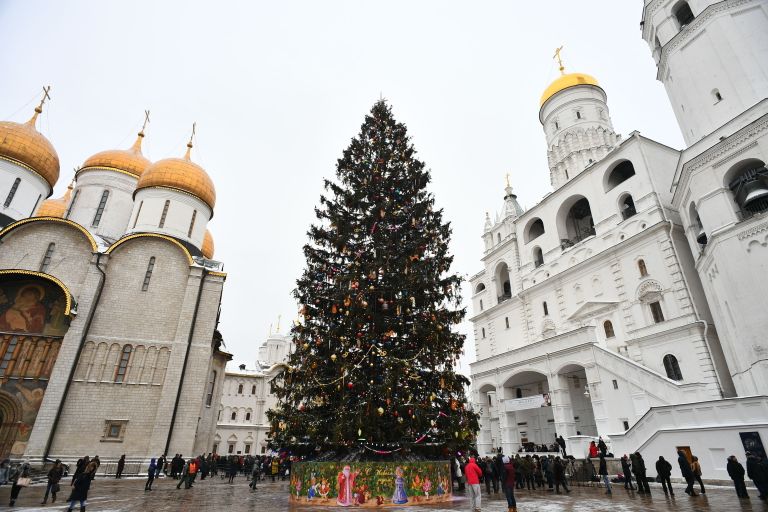 Новогодняя елка на Соборной площади Московского Кремля Новогодняя елка на Соборной площади Московского Кремля