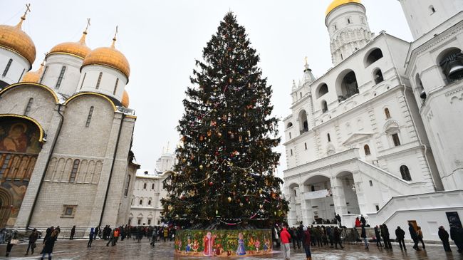 Новогодняя елка на Соборной площади Московского Кремля Новогодняя елка на Соборной площади Московского Кремля