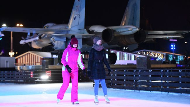 Отдыхающие на открытии Города зимы на территории ВДНХ в Москве Отдыхающие на открытии Города зимы на территории ВДНХ в Москве