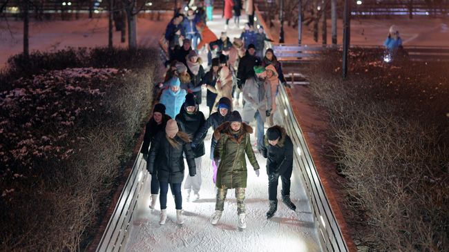 Отдыхающие на катке Фабрика счастливых людей в Центральном парке культуры и отдыха имени М. Горького в Москве Отдыхающие на катке Фабрика счастливых людей в Центральном парке культуры и отдыха имени М. Горького в Москве
