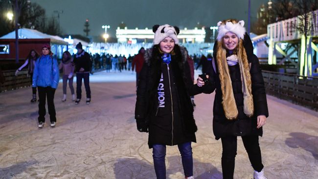 Отдыхающие на открытии катка в рамках восьмого зимнего сезона в Парке Горького в Москве Отдыхающие на открытии катка в рамках восьмого зимнего сезона в Парке Горького в Москве