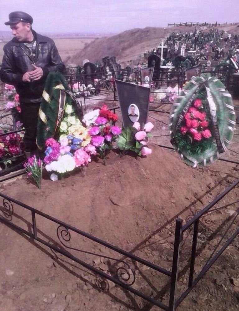 Родственники на могиле Сергея Струнчинского Родственники на могиле Сергея Струнчинского