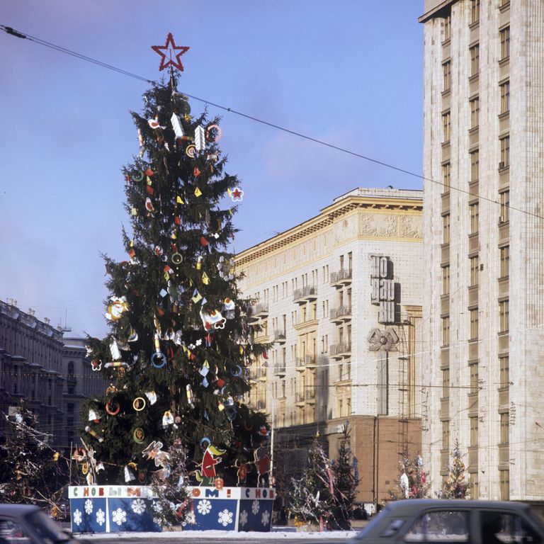 Новогодняя елка на площади 50-летия Октября (ныне Манежная площадь)