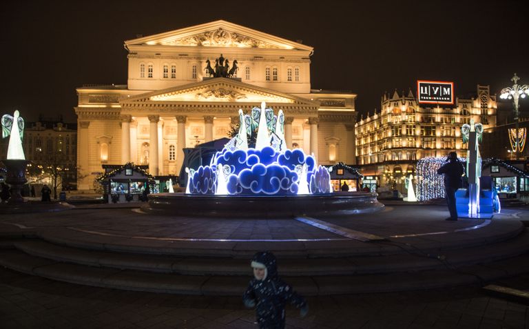 Новогодние инсталляции на Театральной площади в Москве